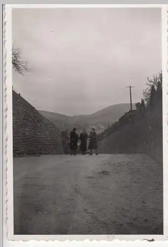 (F21283) Orig. Foto Frauen laufen eine Straße hinauf 1930er