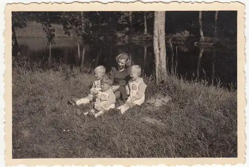 (F21281) Orig. Foto junge Frau m. 3 Kindern, sind gleich angezogen 1930er