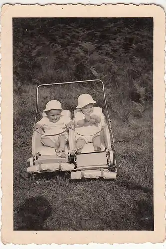 (F21280) Orig. Foto Zwillinge Gerhard u. Günther im Zwillings-Kinderwagen 1938