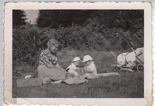 (F21279) Orig. Foto Frau m. Zwillingen a. Wiese am Schwarzwäldele 1938