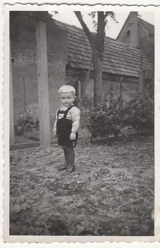 (F21274) Orig. Foto kleiner Junge im Garten 1930er