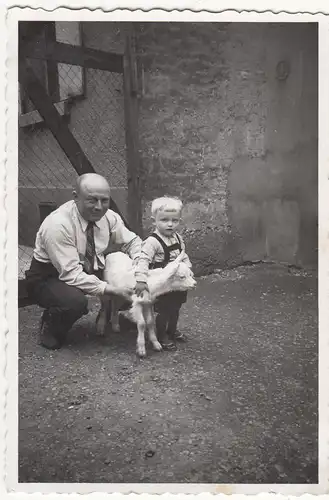 (F21272) Orig. Foto Herr und kleiner Junge mit junger Ziege 1930er