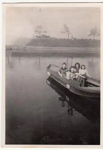 (F21271) Orig. Foto junge Damen in einer Seilfähre 1930er