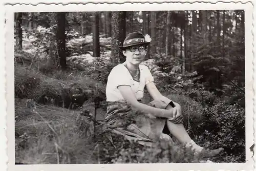 (F21267) Orig. Foto Frau m. Brille u. Hut sitzt im Wald 1930er