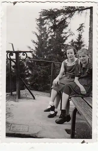 (F21263) Orig. Foto Mädchen auf einer Bank, Aussichtspunkt 1930er