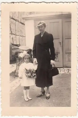 (F21262) Orig. Foto Frau mit geschmückten Mädchen vor Garage 1930er
