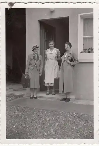 (F21260) Orig. Foto Frauen mit Koffer vor Hauseingang 1930er
