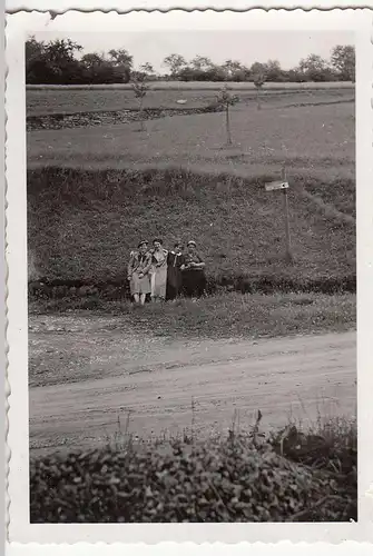 (F21261) Orig. Foto Frauen im Freien, Wander-Schild Martinsmoos 1930er