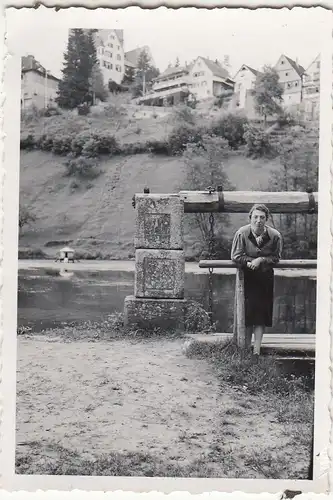 (F21259) Orig. Foto Berneck (Altensteig), Frau am Weiher unter d. Burg 1930er