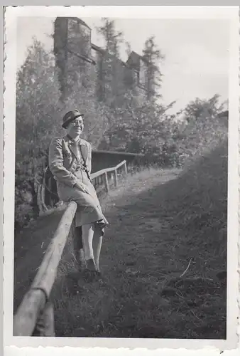 (F21258) Orig. Foto Berneck (Altensteig), Frau auf Geländer a.d. Burg 1930er