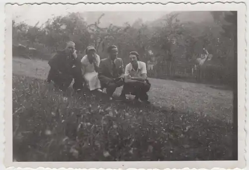 (F21257) Orig. Foto Personen hocken im Garten 1930er