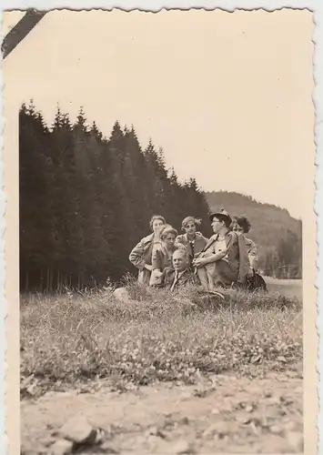 (F21255) Orig. Foto Personen sitzen auf Wiese, Wanderung 1930er