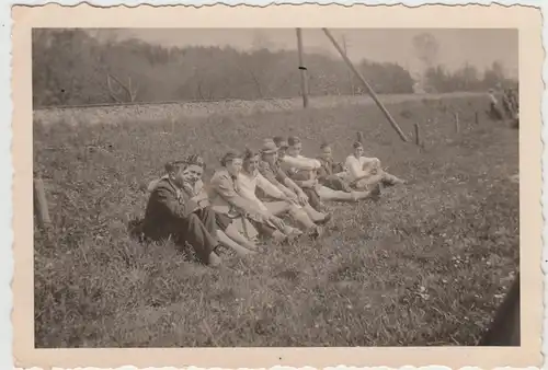 (F21251) Orig. Foto Personen sitzen auf Wiese an Bahnschiene 1930er