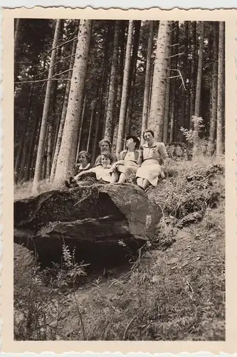 (F21249) Orig. Foto Personen am Waldrand, Wanderung 1930er
