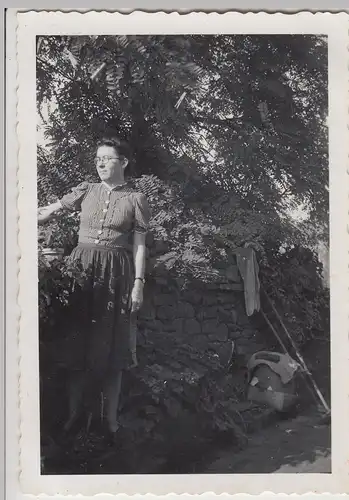 (F21245) Orig. Foto Frau mit Wander-Utensilien an einer Mauer 1930er