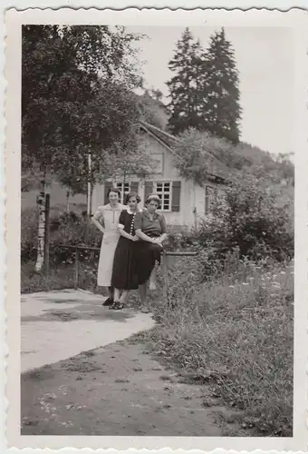 (F21244) Orig. Foto Frauen an einem Häuschen, Waldgaststätte o.ä. 1930er