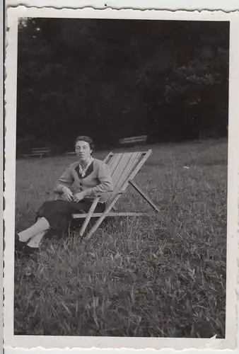 (F21242) Orig. Foto Frau im Liegestuhl auf Wiese 1930er