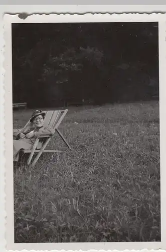 (F21241) Orig. Foto Frau im Liegestuhl auf Wiese 1930er