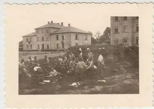 (F2124) Orig. Foto 2.WK, Soldaten m. LKW-Hänger vor Gebäude, Kaserne