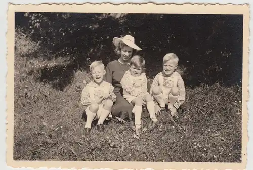 (F21239) Orig. Foto junge Frau m. 3 Kindern, sind gleich angezogen 1930er