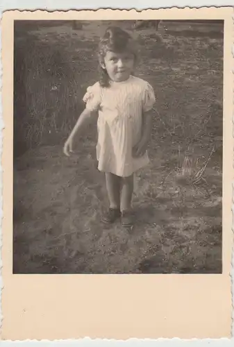 (F21234) Orig. Foto kleines Mädchen im Kleidchen 1943