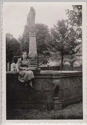 (F21233) Orig. Foto Frau sitzt an einem Brunnen, Marienbrunnen 1930er