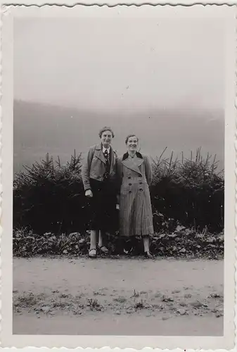 (F21232) Orig. Foto Damen im Freien, Spaziergang 1930er