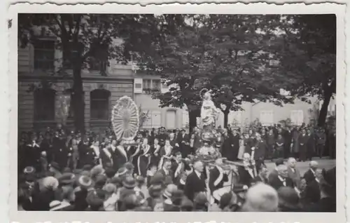 (F21228) Orig. Foto Ettlingen, kirchl. Umzug auf einer Straße 1930er