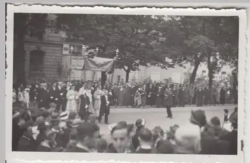 (F21227) Orig. Foto Ettlingen, kirchl. Umzug auf einer Straße 1930er