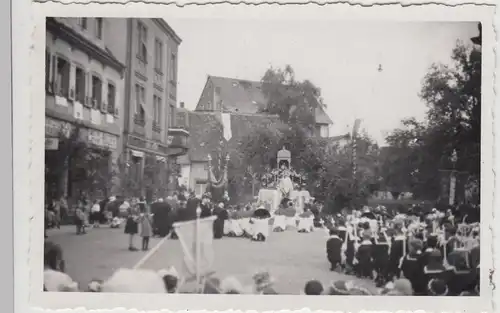 (F21225) Orig. Foto Ettlingen, kirchl. Umzug auf einem Platz 1930er