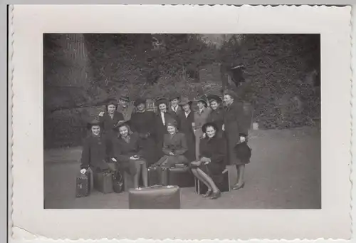 (F21221) Orig. Foto Personen mit Koffern im Freien 1940er
