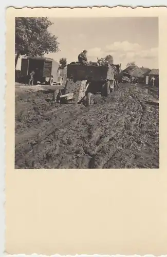 (F2122) Orig. Foto 2.WK, LKW zieht kleines Geschütz d.d. Schlamm, 1940er