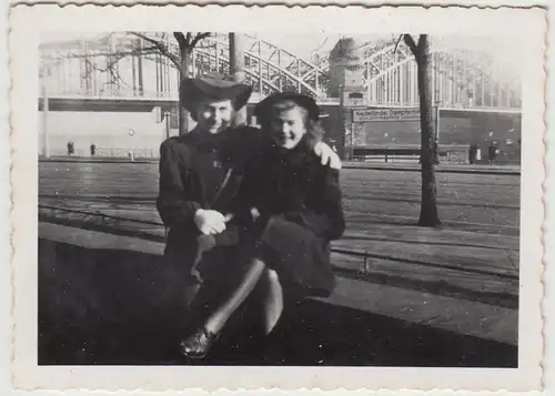 (F21218) Orig. Foto Köln, Damen vor der Hohenzollernbrücke 1940er