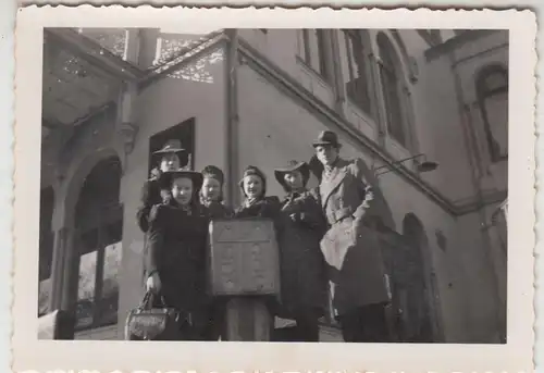 (F21216) Orig. Foto Personen vor einem Gebäude 1940er
