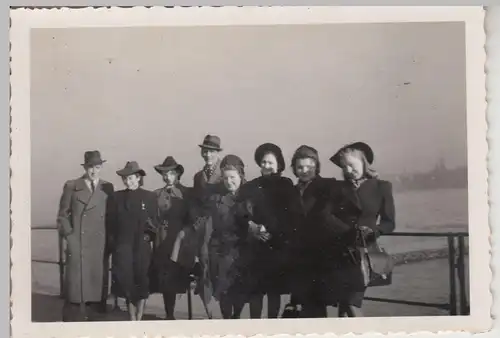 (F21215) Orig. Foto Personen am Geländer eines Flusses 1940er