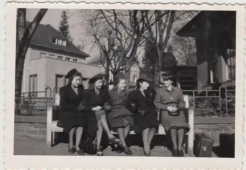 (F21214) Orig. Foto Frauen sitzen auf einer Bank 1940er