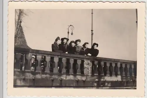 (F21213) Orig. Foto Frauen am steinernen Geländer 1940er