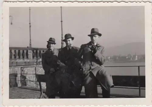 (F21211) Orig. Foto Herren auf Geländer eines Flusses 1940er