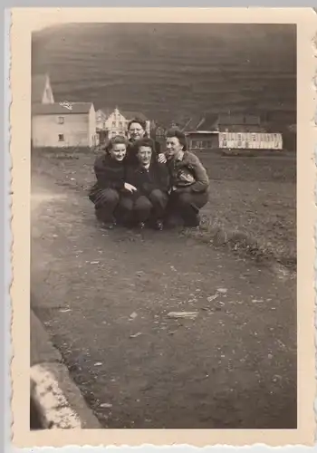 (F21209) Orig. Foto Frauen hocken im Freien, Weinberg 1940er