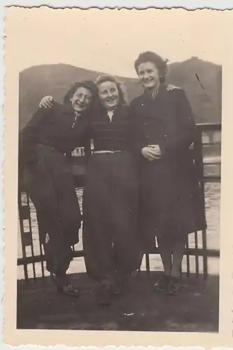 (F21207) Orig. Foto junge Damen am Geländer eines Flusses 1940er