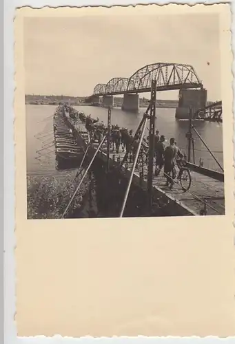 (F2120) Orig. Foto 2.WK, zerstörte Brücke, daneben Pontonbrücke, 1940er