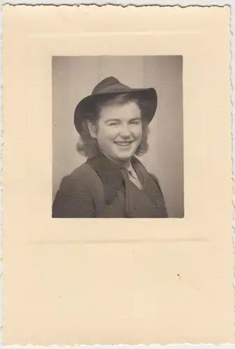 (F21197) Orig. Foto Porträt junge Frauvom R.A.D.-Lager Liebshausen 1944