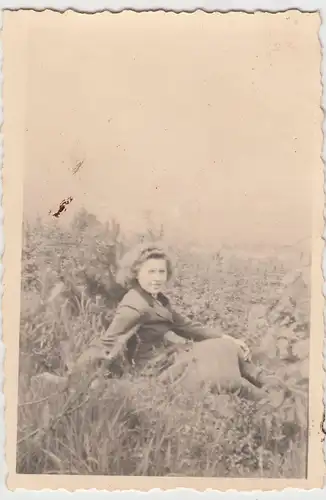 (F21195) Orig. Foto Frau vom R.A.D.-Lager Liebshausen in der Natur 1944