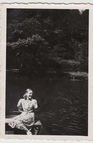 (F21189) Orig. Foto junge Frau sitzt im Ruderboot 1944
