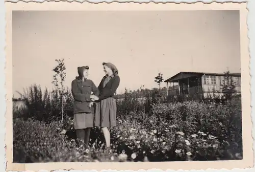 (F21184) Orig. Foto R.A.D.-Lager in Liebshausen, Lib?eves, im Garten 1944