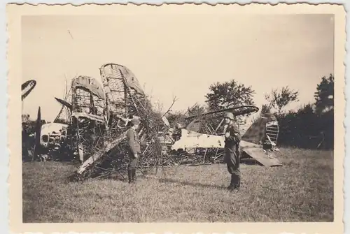 (F21171) Orig. Foto deutsche Soldaten an zerstörten Flugzeugen