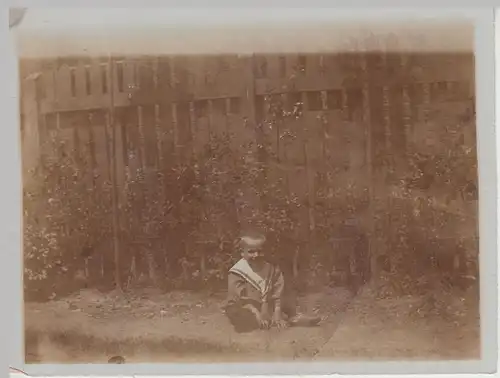 (F21150) Orig. Foto kleiner Junge sitzt im Garten 1910er