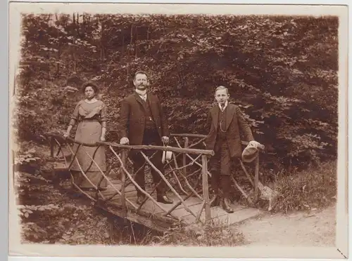 (F21145) Orig. Foto Personen, Familie auf einer kleinen Brücke, Wanderung 1910er