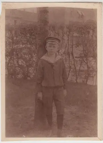 (F21137) Orig. Foto Junge in Matrosenkleidung lehnt am Baum 1910er