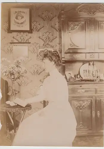 (F21131) Orig. Foto Dame zu Hause am kleinen Tisch, Anrichte 1910